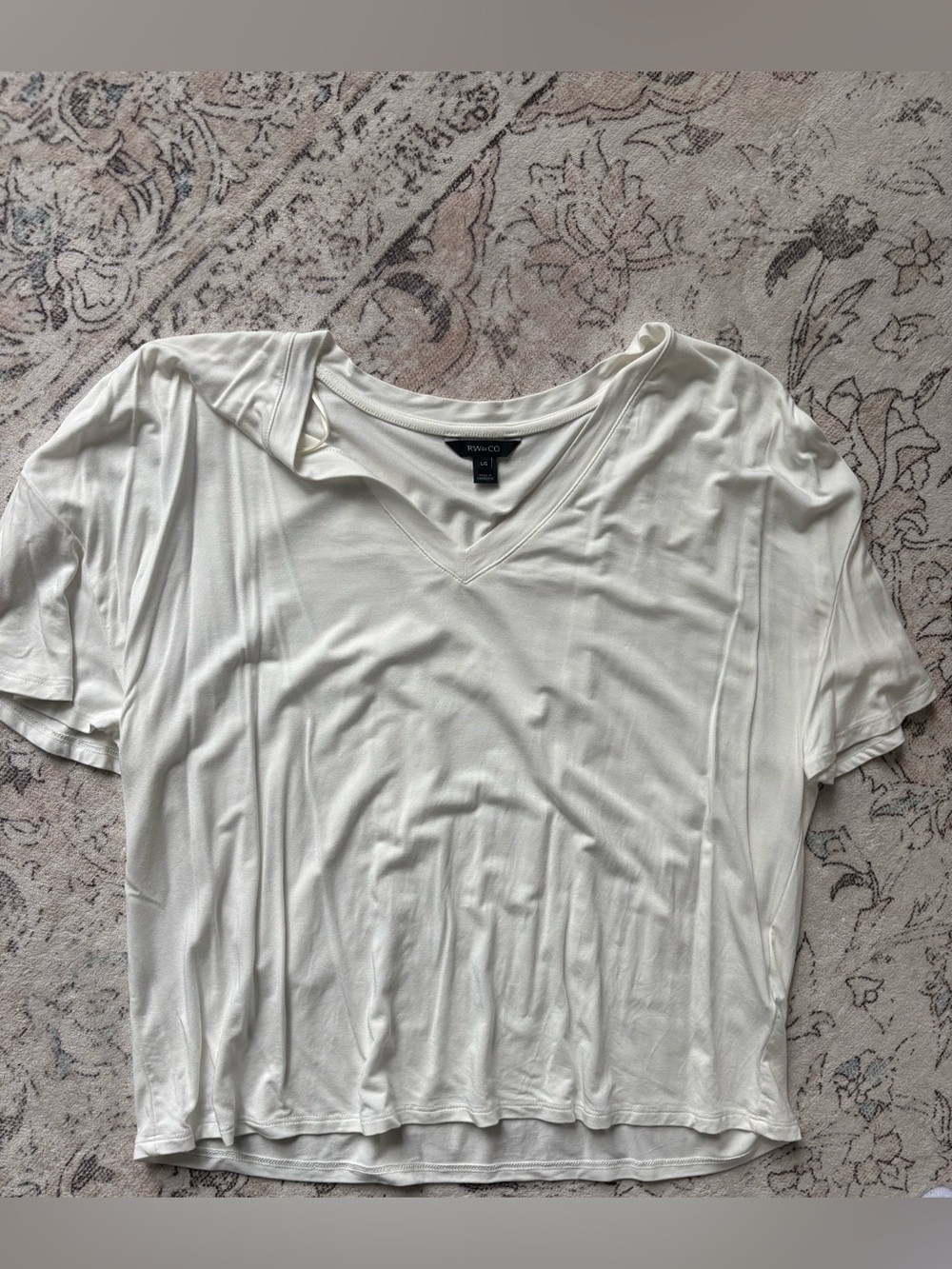 RW&CO. Cream V-Neck Short Sleeve Women's Tee